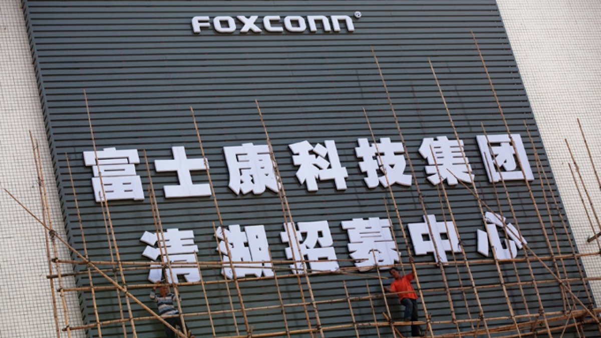 Foxconn dumps $19.5bn Vedanta chip plan in blow to India | Business and Economy News