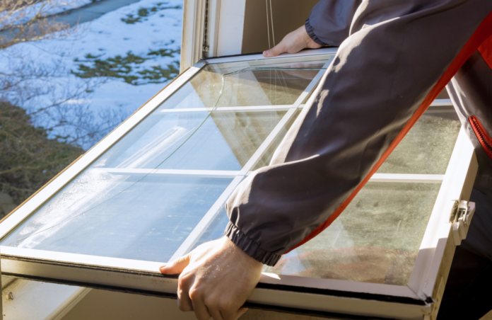 installation expert replacing a home’s windows